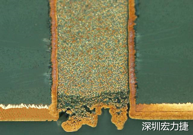 PCB設計之導電孔塞孔工藝 導電孔Via hole又名導通孔，為了達到客戶要求，導通孔必須塞孔，經過大量的實踐，改變傳統的鋁片塞孔工藝，用白網完成板面阻焊與塞孔。生產穩定，質量可靠。